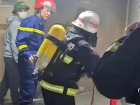 Hướng dẫn 2 người dân thoát nạn an toàn trong đám cháy tại chung cư HH1A