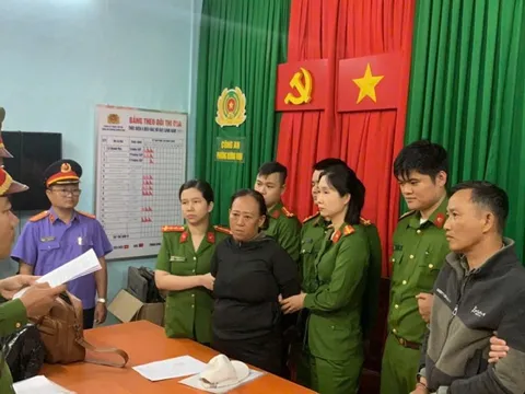 Bắt giam 2 đối tượng làm giả nhiều giấy phép lái xe cho người dân