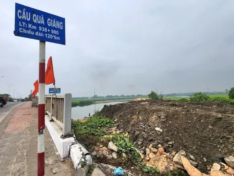 Đà Nẵng: Phát hiện bãi tập kết bùn, đất và chất thải quy mô lớn sát cầu Quá Giáng