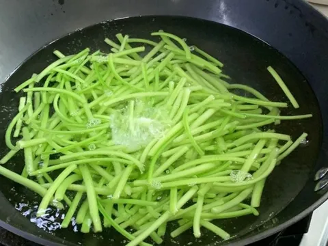 Đừng chỉ ăn củ, lá của cây này cũng là loại rau quý như "nhân sâm người nghèo", ở Việt Nam nhiều vô kể