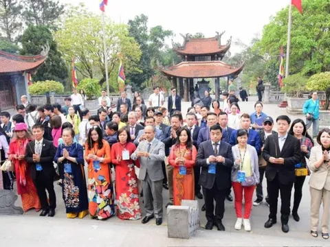 Đoàn kiều bào dâng hương Giỗ tổ Hùng Vương