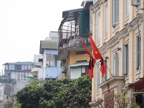 Treo cờ rủ tưởng nhớ nguyên Chủ tịch Lào Khamtay Siphandone