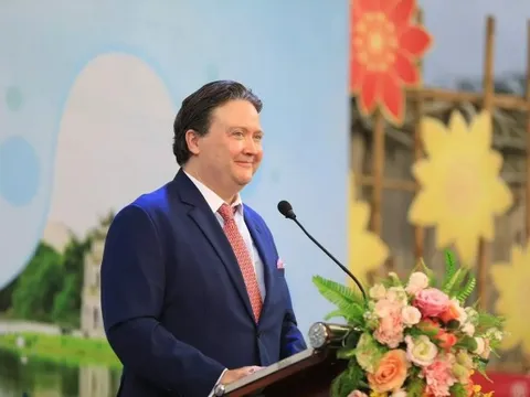 Đại sứ Hoa Kỳ viếng mộ Đại tướng Võ Nguyên Giáp, cam kết hàn gắn vết thương chiến tranh