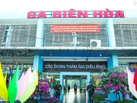 Nụ cười rạng rỡ trên sân ga Biên Hòa đón đoàn diễu binh từ Bắc vào Nam, chuẩn bị mừng đại lễ 30/4