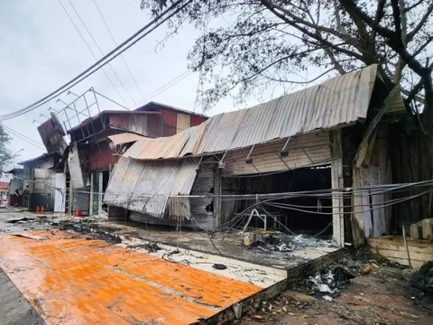 Cháy lớn dãy kiot bán hàng ở Bắc Ninh khiến 1 cháu bé tử vong
