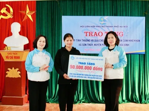 Trao một mái ấm tình thương và 20 suất quà cho phụ nữ có hoàn cảnh khó khăn tỉnh Hoà Bình