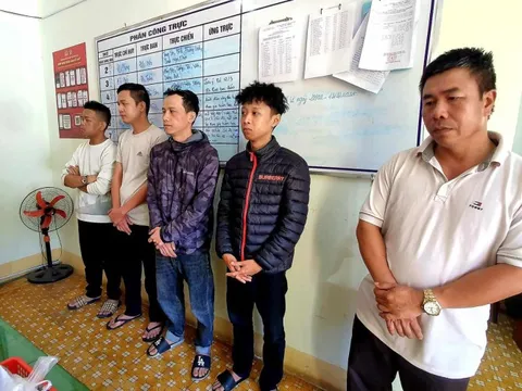 Bắt nhóm tài xế taxi, thợ cắt tóc lập sòng bài ngay giữa hoa viên thành phố