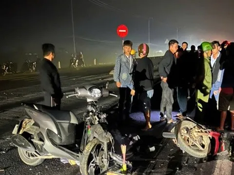 Xe máy va chạm trong đêm khiến 2 người tử vong