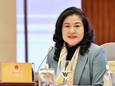 Có chính sách bảo lưu lương với cán bộ được bố trí chức vụ thấp hơn khi sắp xếp bộ máy