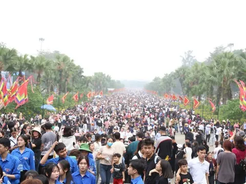 Biển người đổ về Đền Hùng trước ngày Giỗ Tổ Hùng Vương