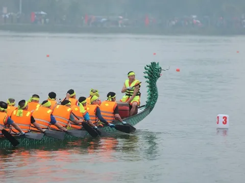 Tưng bừng lễ hội bơi chải thuyền rồng trên Đất Tổ