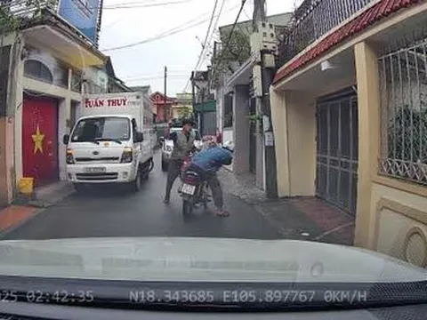 Triệu tập tài xế ô tô đậu xe chắn đường, dùng gậy tấn công người đi xe máy