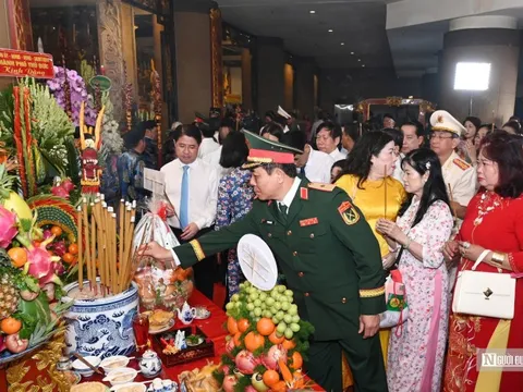 Dòng người thành kính đổ về Đền tưởng niệm các Vua Hùng tại Tp.HCM