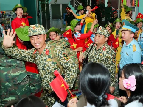 Đón các đoàn tham gia diễu binh, diễu hành tại ga Biên Hòa (Đồng Nai)