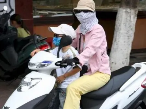 Trẻ em mấy tuổi được ngồi phía trước khi đi xe máy?