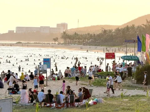 Hàng chục nghìn người đổ về Bình Thuận nghỉ lễ, các bãi tắm đông nghẹt