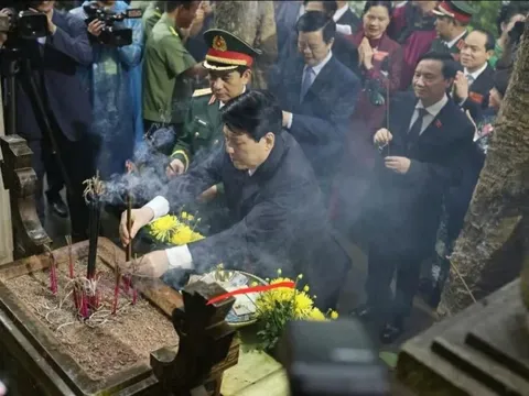 Chủ tịch nước Lương Cường dâng hương tưởng niệm các Vua Hùng