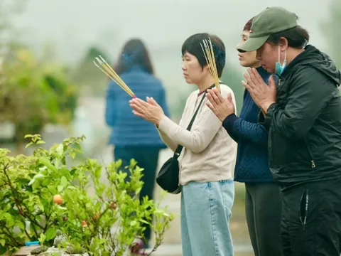 Xúc động mẹ già ngồi xe lăn vượt hàng chục cây số thăm mộ con