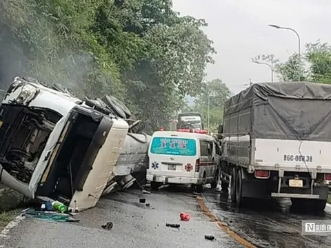 4 ô tô tông liên hoàn trên đèo Bảo Lộc, hóa chất tràn ra đường