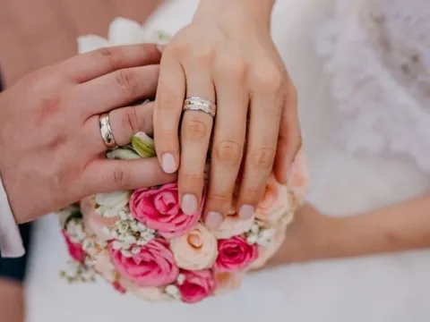 Được cầu hôn với vali đầy tiền, cô gái sốc nặng khi biết bị lừa gần nửa tỷ