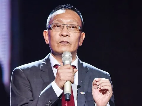 MC Lại Văn Sâm thông báo khẩn thu hút sự chú ý của khán giả