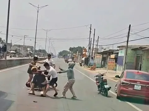 Tây Ninh: Va chạm giao thông, một người đàn ông bị đánh gục xuống đường