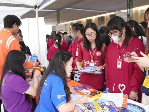 Hơn 2.000 học sinh Hà Nội được tư vấn tuyển sinh, hướng nghiệp trước mùa thi