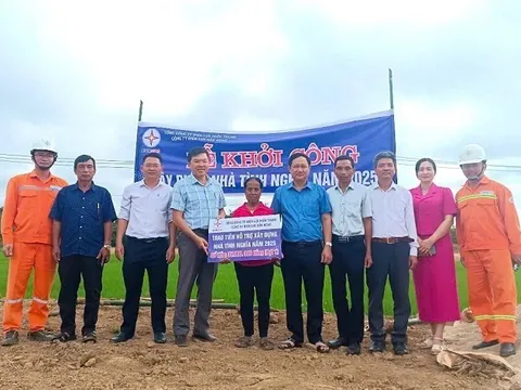 EVNCPC trao 'Mái ấm vững chãi - Niềm hy vọng cho người nghèo'