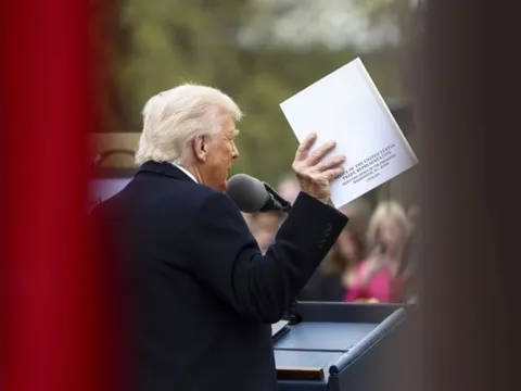 Làn sóng siêu thuế quan của ông Trump tiếp tục làm chao đảo thế giới