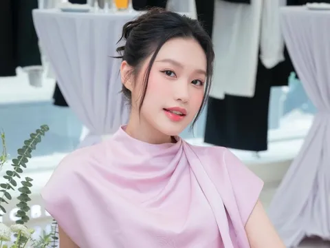 Vợ cầu thủ Đoàn Văn Hậu bất ngờ gây sốt
