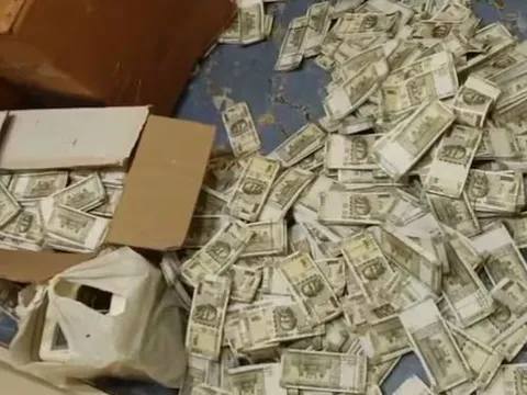 Đột kích ngôi nhà cho thuê, phát hiện hàng xấp "tiền mặt" và sự thật bất ngờ