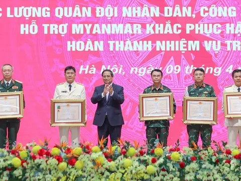 Thủ tướng tuyên dương đoàn cứu hộ Việt Nam trở về từ Myanmar
