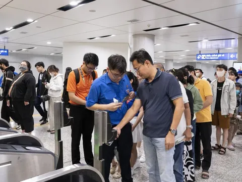 Tăng 6.680 chuyến xe, Tp.HCM "chạy đua" trước nhu cầu đi lại kỳ nghỉ lễ 30/4