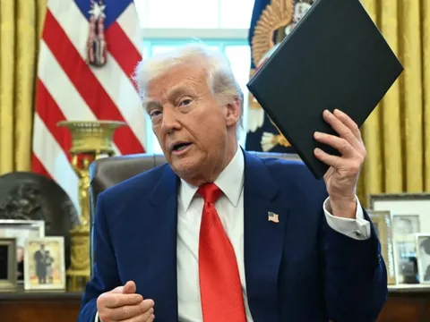 Động thái gây bất ngờ của ông Trump