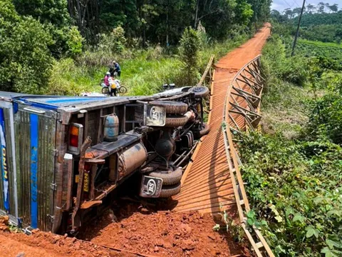 Sập cầu treo dân sinh ở Lâm Đồng