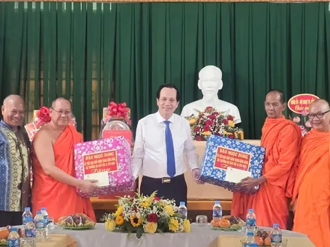Bộ trưởng Đào Ngọc Dung chúc Tết cổ truyền Chôl Chnăm Thmây tại Cần Thơ
