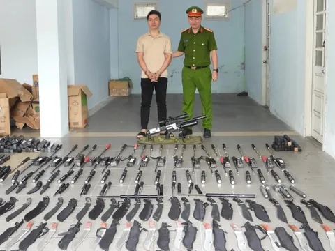 Triệt phá đường dây làm giấy tờ giả liên tỉnh, khui ra cả "kho" vũ khí