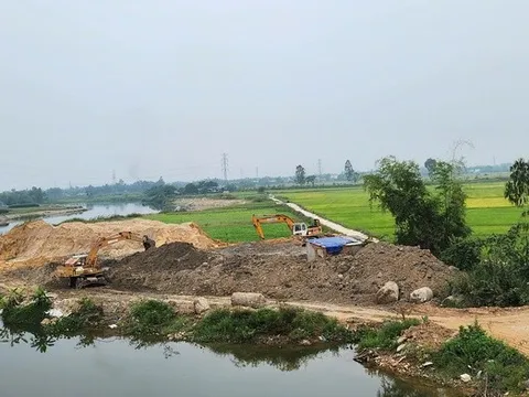 Đà Nẵng: Xóa bãi rác trái phép, lộ thêm điểm tập kết chất thải "khủng" ở ven sông