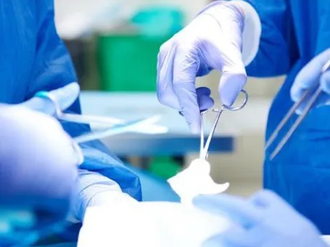 Đi nhổ răng khôn, người đàn ông 35 tuổi bị cắt nhầm hàm