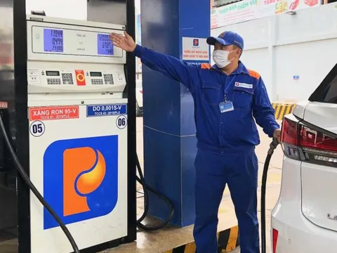 Giá xăng dầu giảm sâu, tác động đến ngành nào?