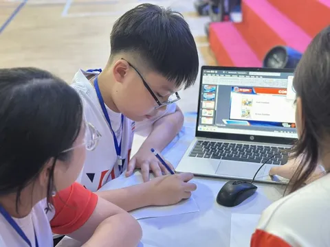 Học sinh tự tin tranh biện bằng tiếng Anh về các vấn đề xã hội