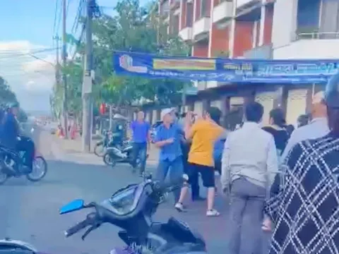 Bắt giam tài xế và nhân viên xe khách đánh người giữa đường