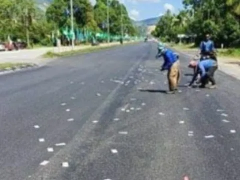 Tiền mặt rơi khỏi cốp xe, vương vãi trên đường và câu chuyện buồn phía sau