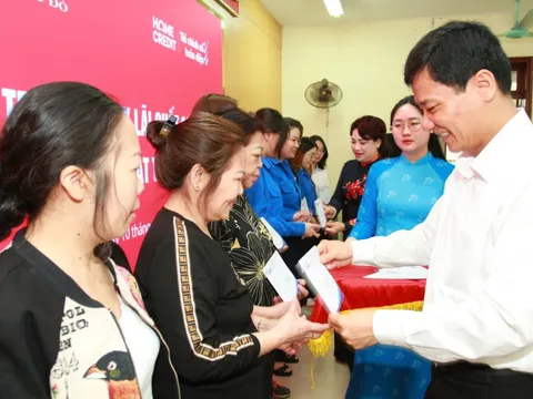Thiết thực, ý nghĩa chương trình Tư vấn quản lý tài chính gia đình, trao vốn vay không lãi cho phụ nữ