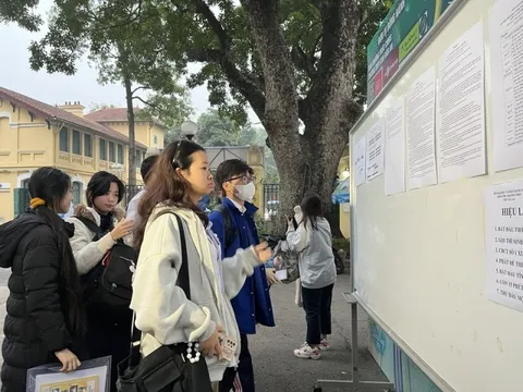 Ngày 18/4, học sinh Hà Nội nộp phiếu dự tuyển lớp 10 năm học 2025 - 2026