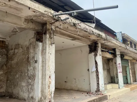 Hà Nội dỡ bỏ loạt ki-ốt chuyên bán đồ quân tư trang "nhái" trên phố Lê Duẩn