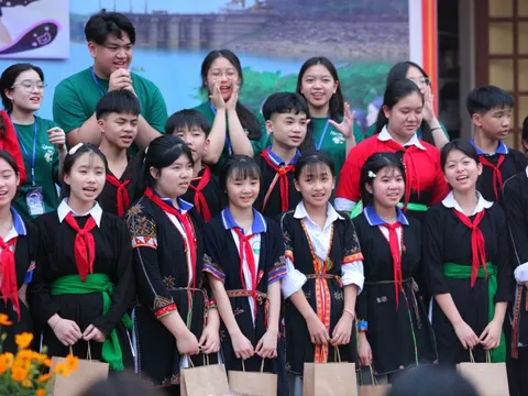 “Nguyệt Vũ” - Từ Thủ đô tới vùng cao: Hành trình lan toả yêu thương qua con chữ