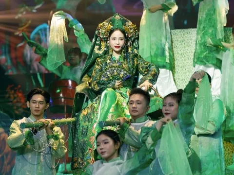 Sân khấu gây "sốt" của ca nương Kiều Anh với màn "lạy cô" đông nhất từ trước đến nay