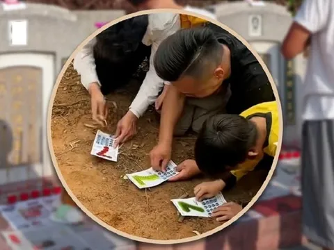 Mang vé số ra mộ tổ tiên cào lấy "lộc", chàng trai 25 tuổi bất ngờ trúng liên tiếp mấy giải
