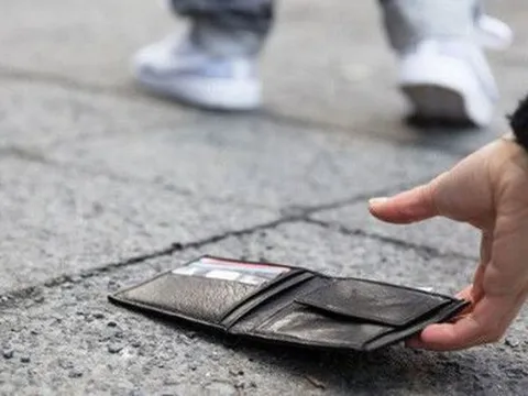 Nhặt được tiền không trả lại, bị phạt bao nhiêu?